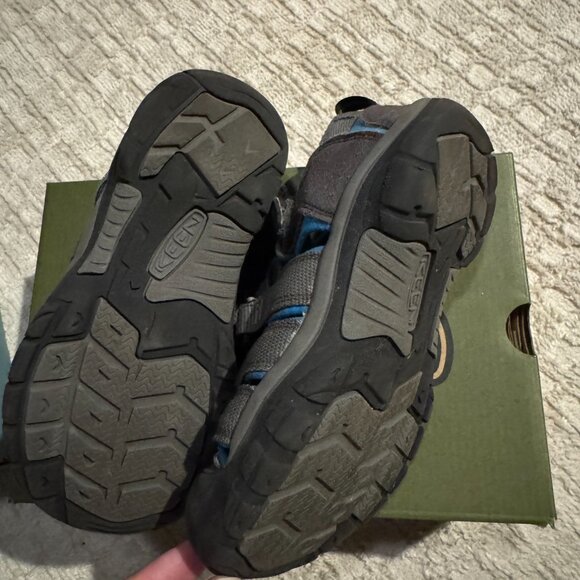 Boy's' Keen Newport H2 Sandals in Magnet/Brilliant Blue Size 1 - Picture 5 of 6